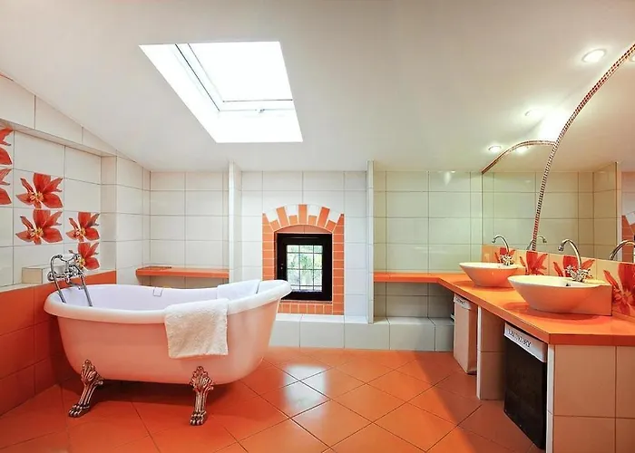 Large Holiday Home, Summer Pool, Sauna, Whirlpool サシノ