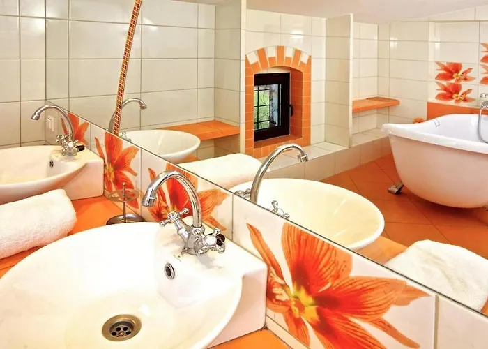 Large Holiday Home, Summer Pool, Sauna, Whirlpool Nyaraló